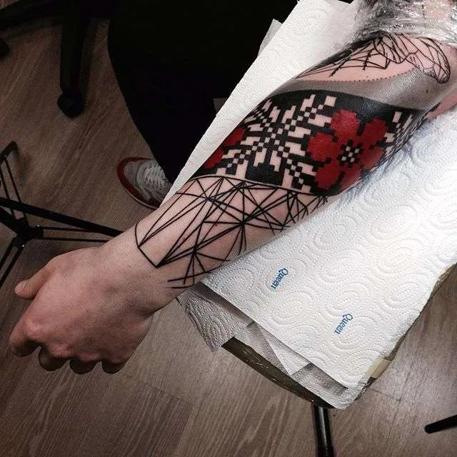 Artista de tatuagem Timur Lysenko - autoria de tatuagem combina elementos de realismo e polka de lixo, intercalados com padrões escandinavos